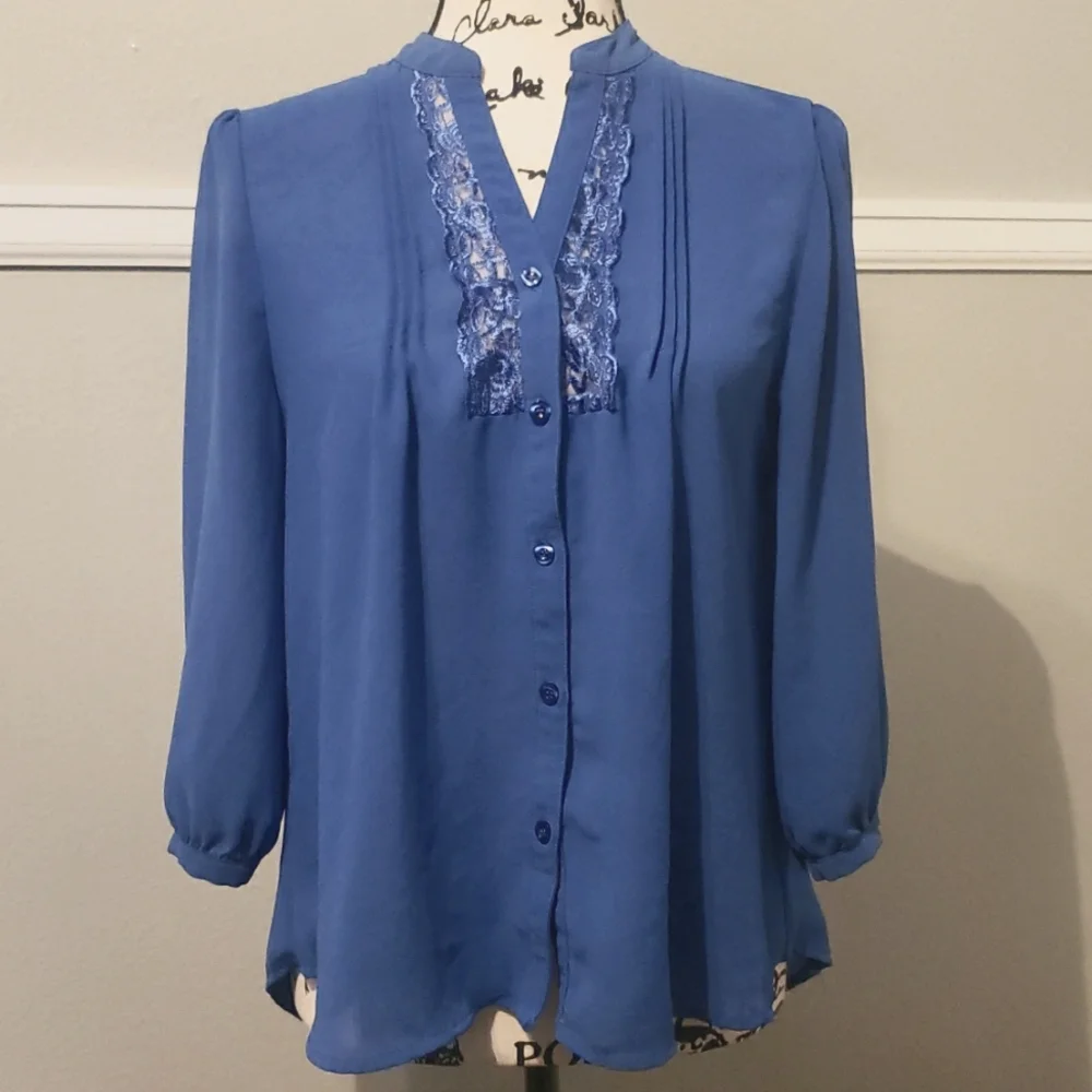 Blouse with lace derail - Picture 2 of 2